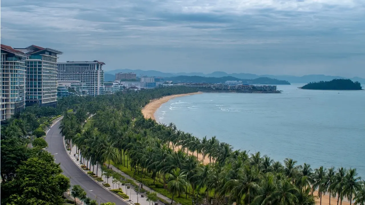 Куда поехать в Китае на море: круглый год купаются только на одном острове